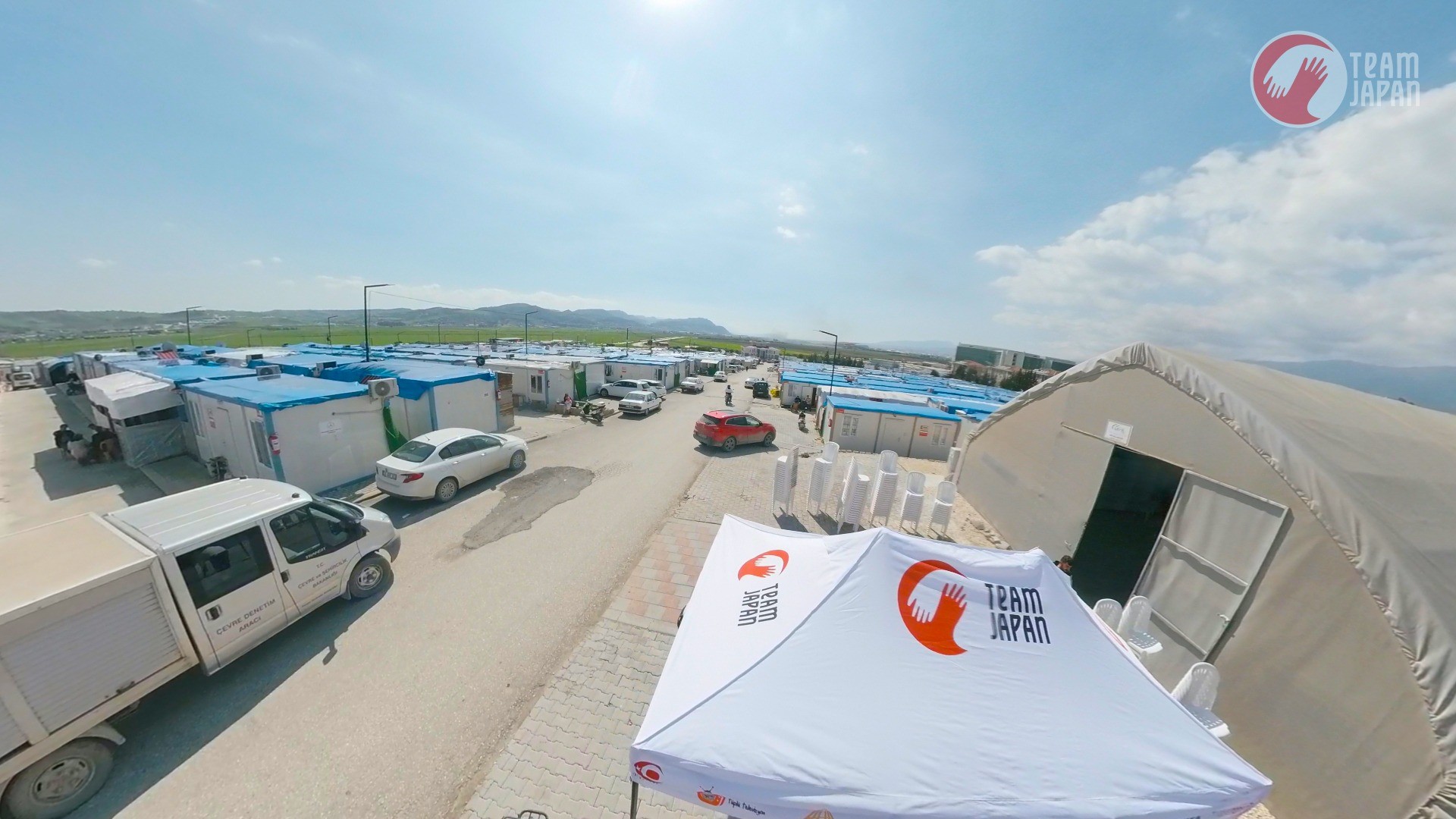 今も1,000世帯以上の被災者が生活するハタイの避難所。手前のテントで配布を実施しました