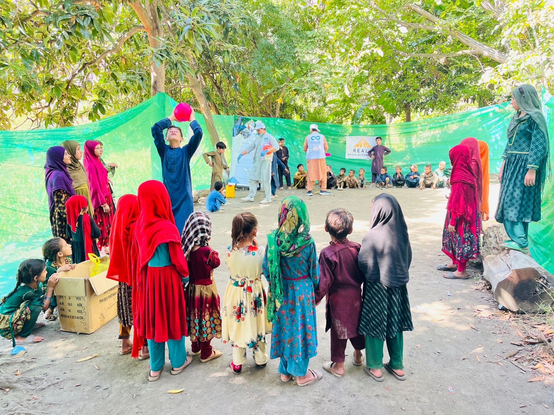 遊びと医療で子どもたちに笑顔を―アフガニスタン地震被災地で進む緊急支援